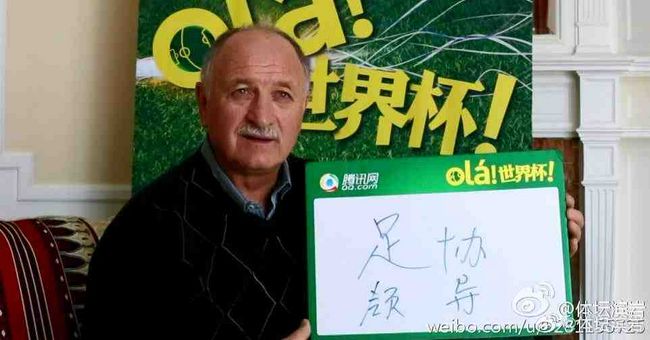 亲切的金子桌子上打扑克