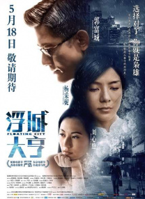 利玛的傲人美胸一如既往是那么吸引眼球，灰绿色双眸和性感双唇也注重强调魅惑撩人。